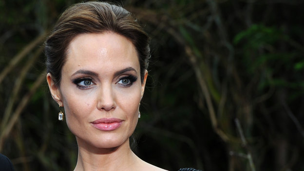 Анджелина Джоли заявила о финансовых махинациях Брэда Питта
